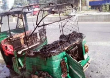 আতুরার ডিপোতে অটোরিকশায় পেট্রোলবোমা নিক্ষেপ, দুই নারী দগ্ধ