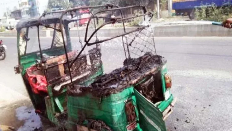 আতুরার ডিপোতে অটোরিকশায় পেট্রোলবোমা নিক্ষেপ, দুই নারী দগ্ধ