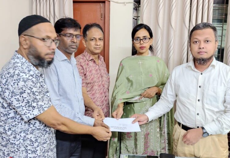 সড়ক দুর্ঘটনায় ক্ষতিগ্রস্ত চার পরিবারকে বিআরটিএ চট্টগ্রামের চেক হস্তান্তর