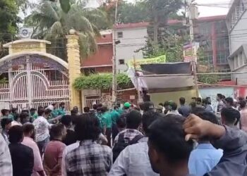 কমার্স কলেজে ছাত্রদল-ছাত্রশিবিরের হাতাহাতি