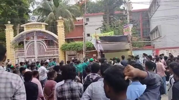 কমার্স কলেজে ছাত্রদল-ছাত্রশিবিরের হাতাহাতি