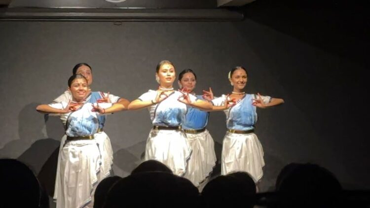 নারীত্বের অন্তর্নিহিত সৌন্দর্যের নৃত্যময় উন্মোচন