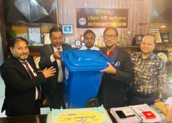 চসিক মেয়রের কাছে ১ হাজার ডাস্টবিন হস্তান্তর ঢাকা ব্যাংকের