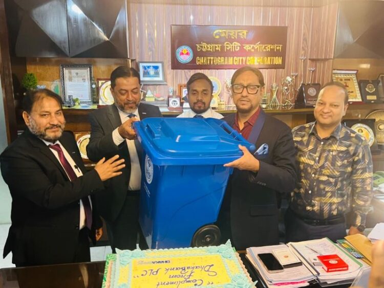 চসিক মেয়রের কাছে ১ হাজার ডাস্টবিন হস্তান্তর ঢাকা ব্যাংকের