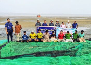 ১৮ কোটি টাকার অবৈধ জাল ও মাছসহ ১২ নৌকা আটক করল নৌবাহিনী