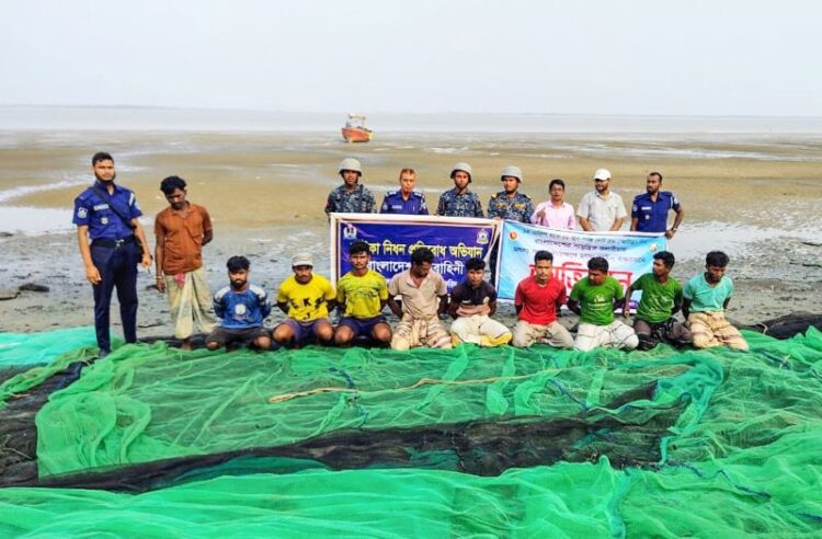 ১৮ কোটি টাকার অবৈধ জাল ও মাছসহ ১২ নৌকা আটক করল নৌবাহিনী