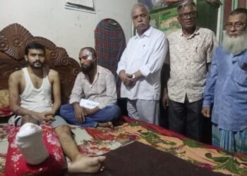 আহত শ্রমিকদের পাশে শ্রম সংস্কার কমিশনের চেয়ারম্যান ও সদস্য