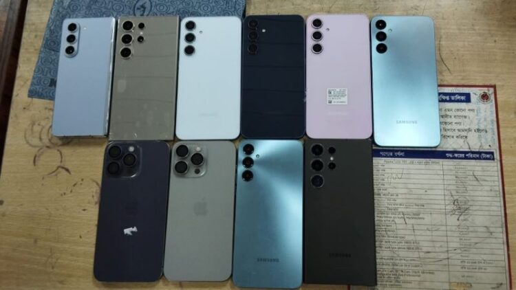 শাহ আমানতে বৈদেশিক মুদ্রা ও ১০টি মোবাইলসহ দুবাইগামী যাত্রী আটক