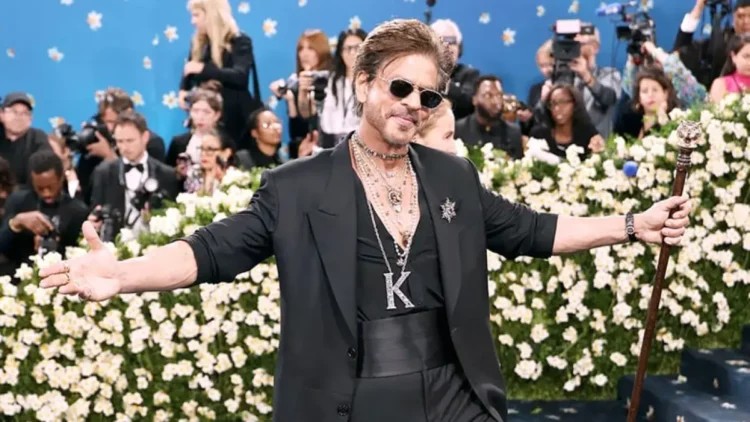 নিউইয়র্কে মেট গালায় ইতিহাস গড়লেন শাহরুখ