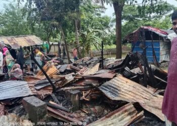 বাঁশখালীতে গভীর রাতে আগুনে পুড়ে ছাই ১১ বসতঘর