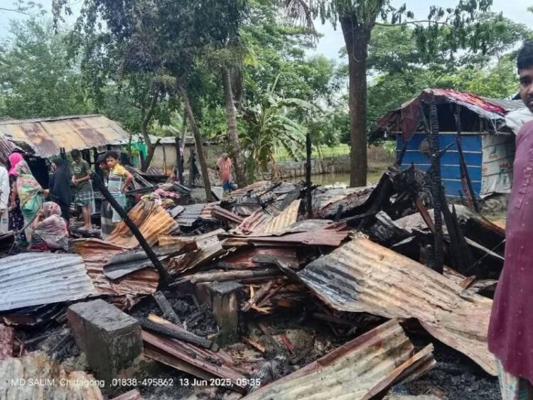 বাঁশখালীতে গভীর রাতে আগুনে পুড়ে ছাই ১১ বসতঘর
