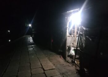 প্রকল্পে স্থানীয়দের অংশগ্রহণে আলোকিত হচ্ছে ভাটিখাইনের বিভিন্ন সড়ক