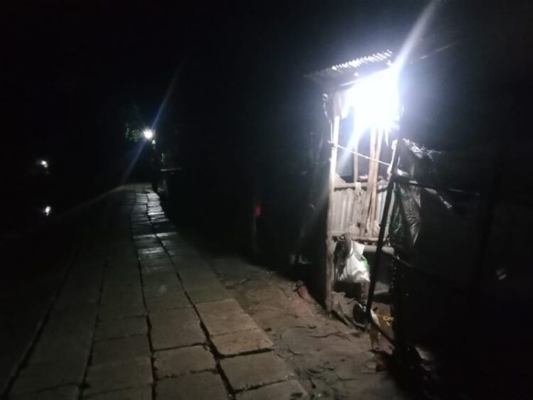 প্রকল্পে স্থানীয়দের অংশগ্রহণে আলোকিত হচ্ছে ভাটিখাইনের বিভিন্ন সড়ক