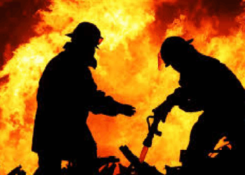 রিয়াজুদ্দিন বাজারে ছয় তলা ভবনে আগুন