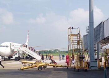 শাহ আমান বিমানবন্দরে বোর্ডিং ব্রিজ বিকল, যাত্রীরা হেঁটে ওঠা-নামা করছেন ফ্লাইটে