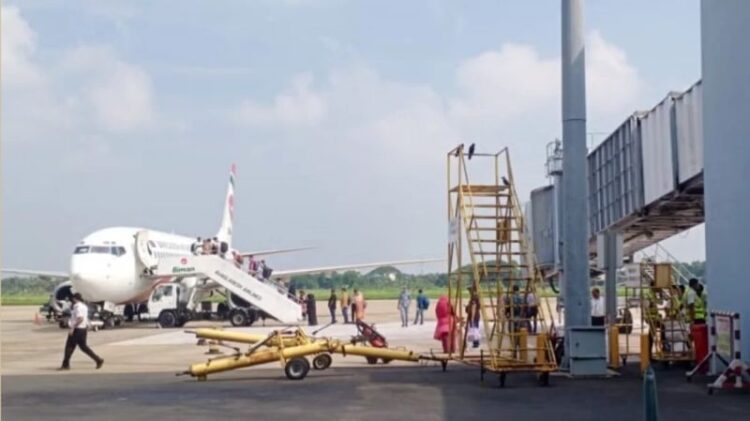 শাহ আমান বিমানবন্দরে বোর্ডিং ব্রিজ বিকল, যাত্রীরা হেঁটে ওঠা-নামা করছেন ফ্লাইটে