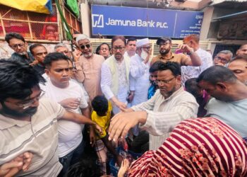 চকবাজারে মেয়রের বাড়িতে ৫০০ দুঃস্ত মানুষের মাঝে মাংস বিতরণ