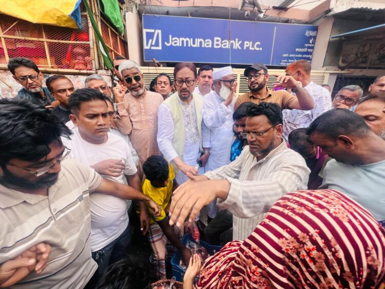 চকবাজারে মেয়রের বাড়িতে ৫০০ দুঃস্ত মানুষের মাঝে মাংস বিতরণ