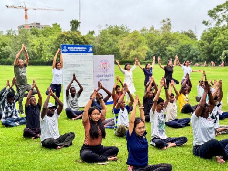 আন্তর্জাতিক যোগ দিবস উদযাপনে আহমেদাবাদে আন্তর্জাতিক ছাত্রছাত্রীদের অংশগ্রহণ