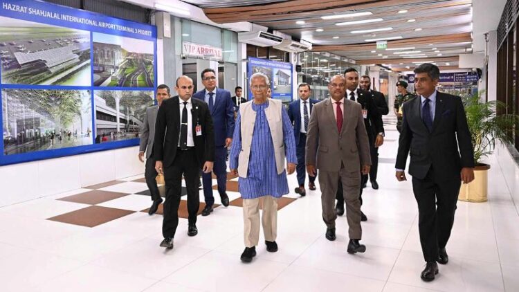 লন্ডনের উদ্দেশে ঢাকা ছাড়লেন প্রধান উপদেষ্টা