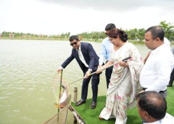 ডিসি পার্কে মাছ অবমুক্তকরণ, বৃক্ষরোপণ কর্মসূচি ও ফ্লাওয়ার জোন উদ্বোধন