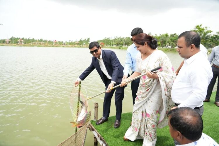 ডিসি পার্কে মাছ অবমুক্তকরণ, বৃক্ষরোপণ কর্মসূচি ও ফ্লাওয়ার জোন উদ্বোধন