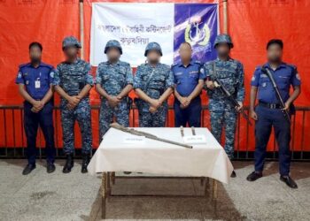 কুতুবদিয়ায় নৌবাহিনীর অভিযানে বন্দুকসহ দেশীয় ধারালো অস্ত্র উদ্ধার