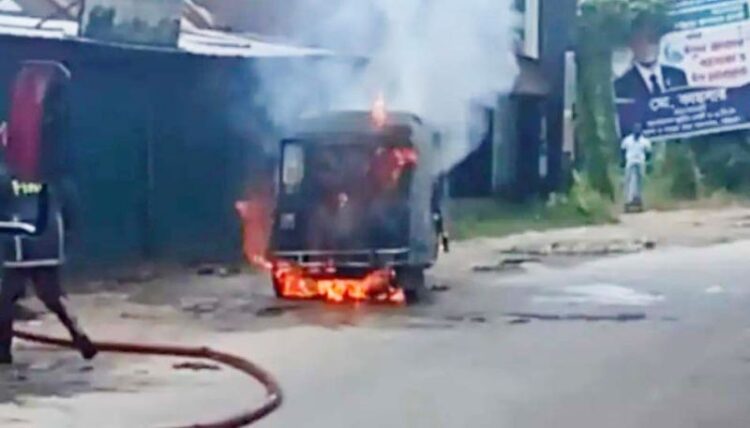 আনোয়ারায় চলন্ত সিএনজিতে অগ্নিকাণ্ড, লাফিয়ে রক্ষা পেলেন চালক ও যাত্রীরা