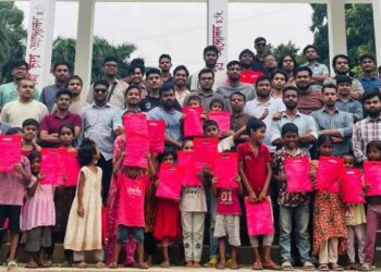 মীর হেলালের জন্মদিনে শিশুদের মাঝে চবি ছাত্রদলের উপহার বিতরণ