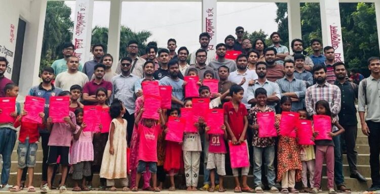 মীর হেলালের জন্মদিনে শিশুদের মাঝে চবি ছাত্রদলের উপহার বিতরণ