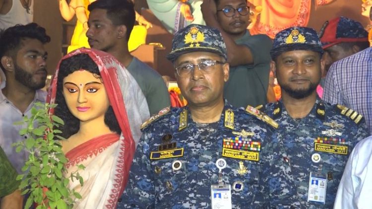 পূজামন্ডপ পরিদর্শন করলেন কমান্ডার চট্টগ্রাম নৌ অঞ্চল