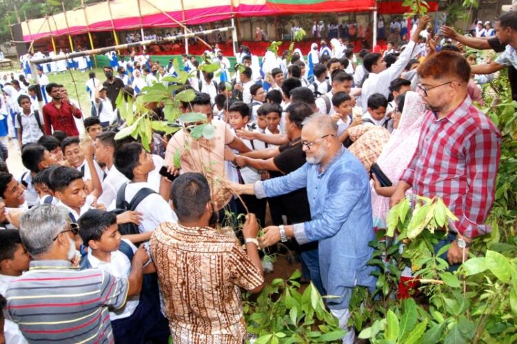 শিক্ষার্থীদের মাঝে গাছের চারা বিতরণ হালিশহর থানা যুবদল ও ছাত্রদলের