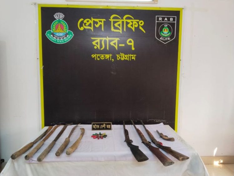 বাঁশখালীতে র্যাব-সেনা অভিযানে দেশীয় আগ্নেয়াস্ত্র উদ্ধার