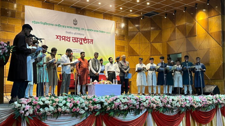 হট্টগোলের পর শপথ নিলেন চাকসুর নতুন নির্বাচিতরা