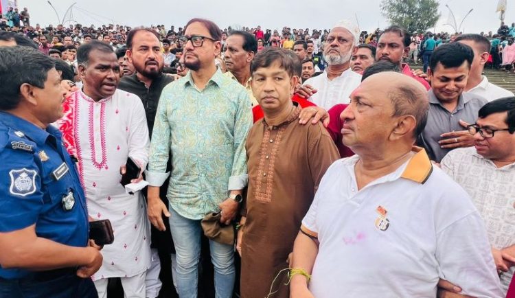 পতেঙ্গা সমুদ্র সৈকতে প্রতিমা বিসর্জন, সম্প্রীতির নগরী গড়ার প্রত্যয় মেয়রের