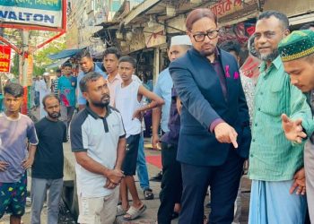 যত্রতত্র মালামাল রাখায় ব্যবসায়ীদের সতর্ক করলেন মেয়র শাহাদাত