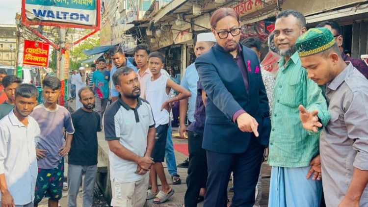 যত্রতত্র মালামাল রাখায় ব্যবসায়ীদের সতর্ক করলেন মেয়র শাহাদাত