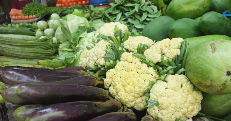 সবজির সরবরাহ বাড়লেও এখনও নিত্যপণ্যের চাপ ক্রেতার ঘাড়ে