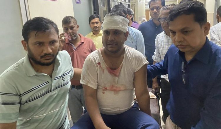 সীতাকুণ্ডে ২ সাংবাদিকদের ওপর সন্ত্রাসী হামলা