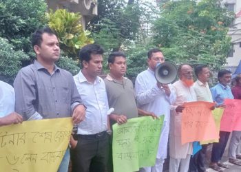 চট্টগ্রাম-কক্সবাজার মহাসড়ক ছয় লেনে উন্নীতের দাবিতে মানববন্ধন