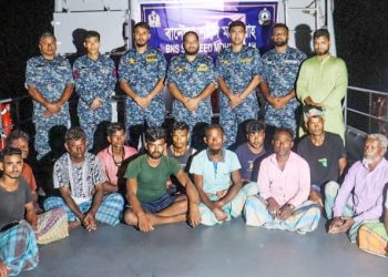 বঙ্গোপসাগরে ভাসতে থাকা ১৩ জেলে উদ্ধার