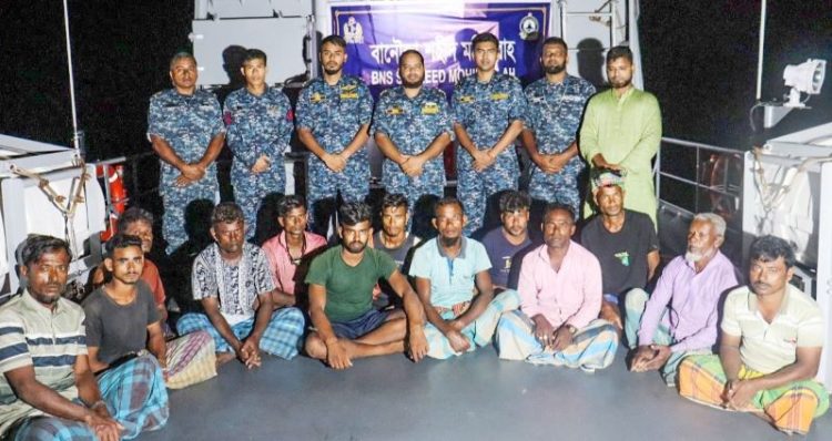 বঙ্গোপসাগরে ভাসতে থাকা ১৩ জেলে উদ্ধার