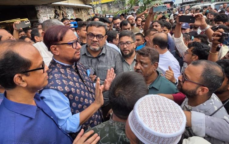 বিকাল চারটার আগে নিউ মার্কেট মোড়ে হকার নয় : মেয়র শাহাদাত