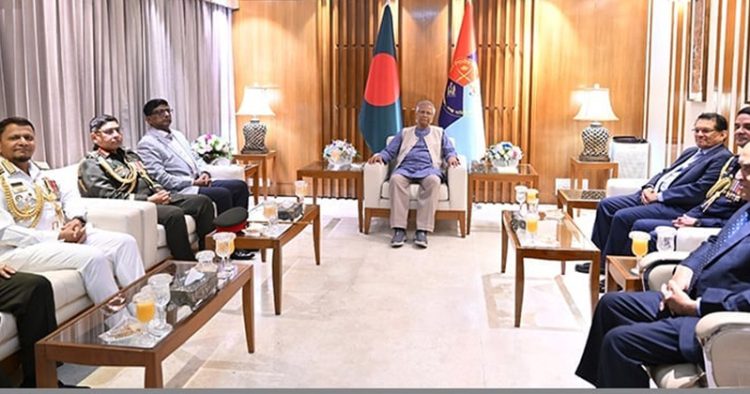 প্রধান উপদেষ্টার সঙ্গে তিন বাহিনীর প্রধানদের সাক্ষাৎ