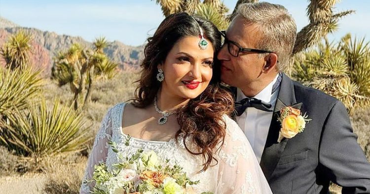 বেড়াতে গিয়ে কাকে বিয়ে করলেন অভিনেত্রী তনুশ্রী?