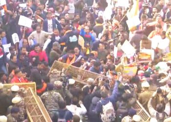 নয়াদিল্লিতে ব্যারিকেড ভেঙে বাংলাদেশ হাইকমিশনে ঢোকার চেষ্টায় বিক্ষোভকারীরা