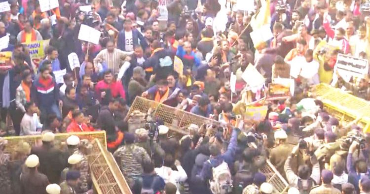 নয়াদিল্লিতে ব্যারিকেড ভেঙে বাংলাদেশ হাইকমিশনে ঢোকার চেষ্টায় বিক্ষোভকারীরা