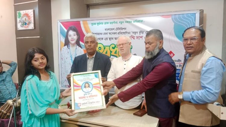 সঙ্গীতশিল্পী তুষ্মি দাশকে স্বরলিপি সাংস্কৃতিক অঙ্গনের সংবর্ধনা