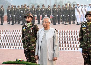 জাতীয় স্মৃতিসৌধে শহীদদের প্রতি প্রধান উপদেষ্টার শ্রদ্ধা নিবেদন