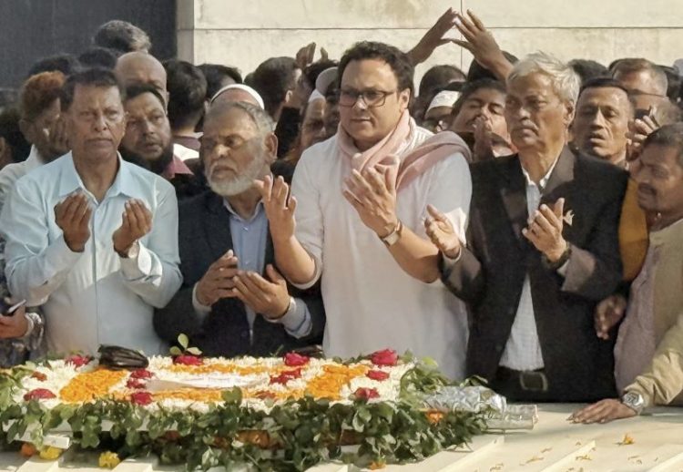 জিয়াউর রহমানের মাজারে সাঈদ নোমানের পক্ষ থেকে শ্রদ্ধা নিবেদন